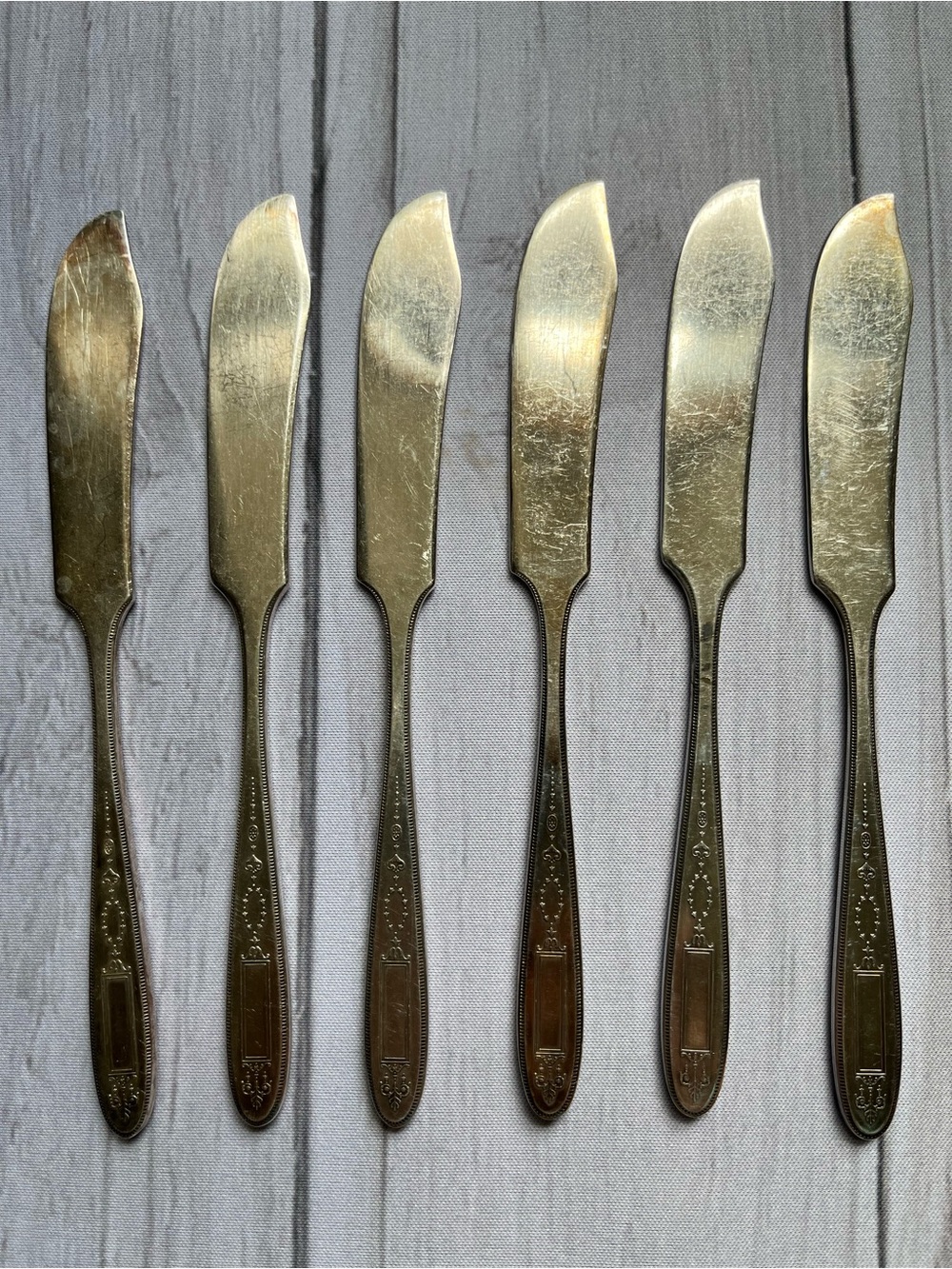 Set of 6 Oneida Community Plate Grosvenor flat handle butter spreaders.